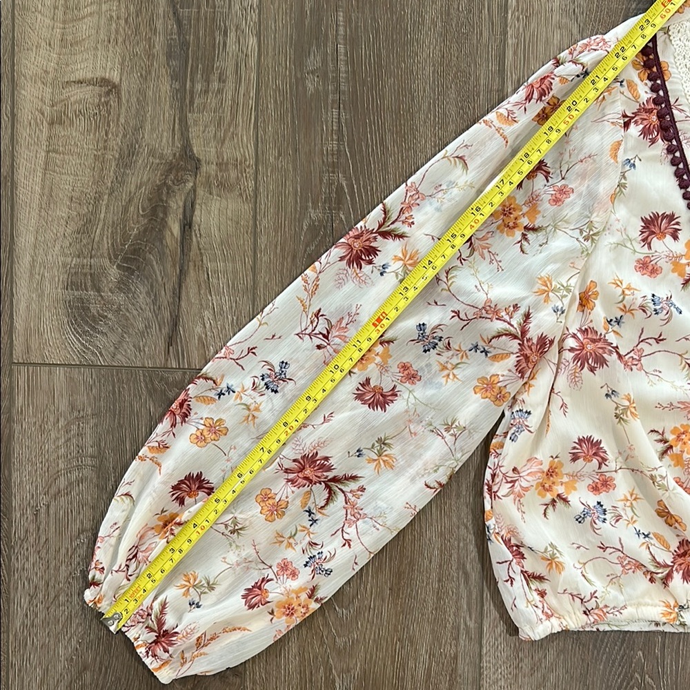 Like new - MI AMI Floral Wrap Crop Blouse with Lace Trim - Picture 13 of 13